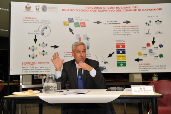 Il sindaco, Giorgio Del Ghingaro, difronte al pannello del bilancio socio-partecipativoù