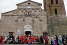 I cosplayers davanti alla chiesa di Capannori