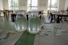 Caraffe dell'acqua sul tavolo di una mensa scolastica