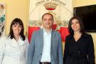 Il vice sindaco Luca Menesini assieme alle due giovani volontarie
