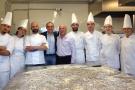 Luca Menesini assieme allo chef Massimo Giorgi e ai ragazzi della scuola Made