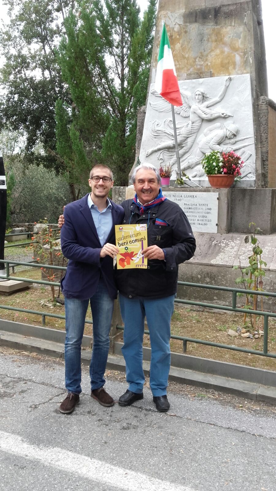 Matteo Francesconi e Natale Pracchia davanti al monumento ai Caduti di Vorno