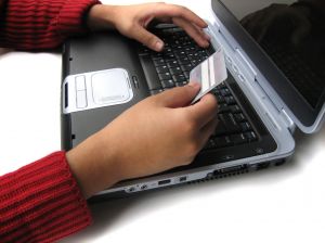 Una persona che paga con carta di credito tramite il computer