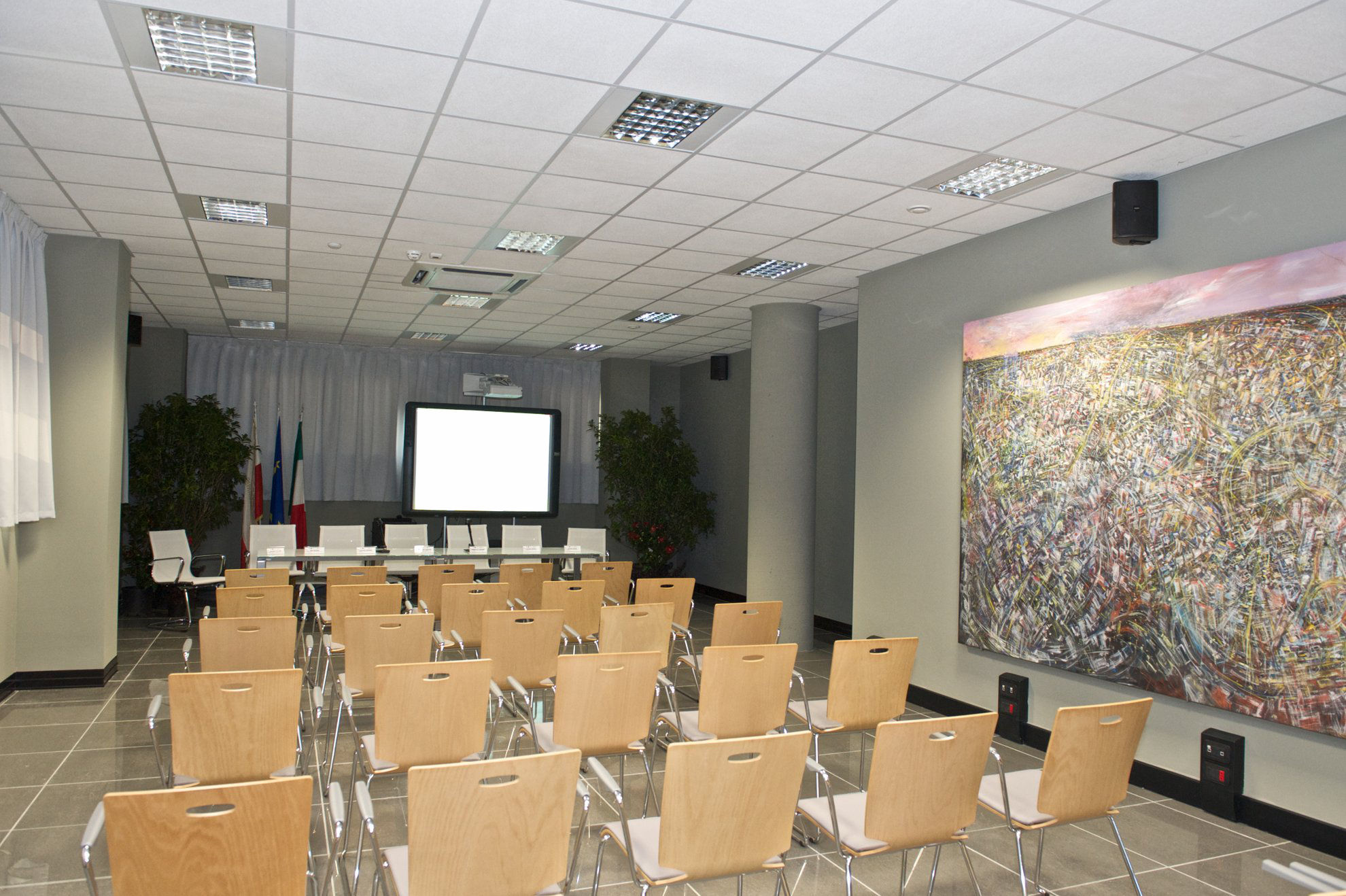 L'interno della sala riunioni del polo tecnologico di Capannori