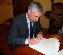 Il sindaco firma l'accordo