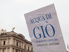 Un cartello con la scritta "Acqua di Gio"