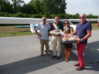 Il vice sindaco assieme ai piloti e al capo di gabinetto della prefettura di Lucca. davanti a un aereo
