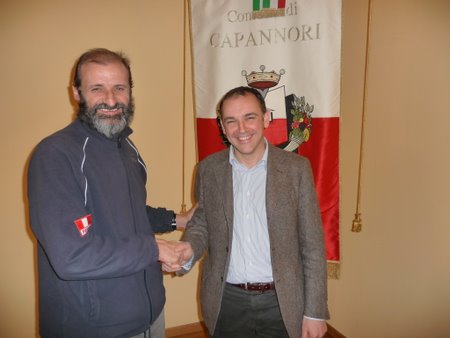Il missionario Caneva stringe la mano al vice sindaco Menesini