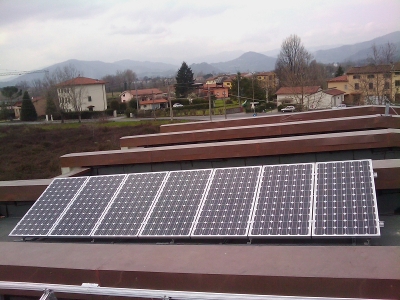 Un pannello fotovoltaico sul tetto di una scuola