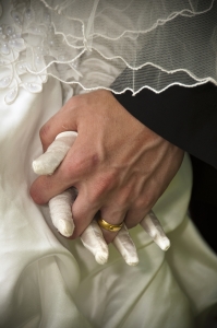 La mano di un uomo e di una donna che si stanno sposando