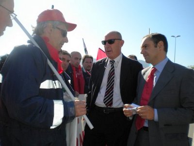 Il vice sindaco Menesini parla con alcuni lavoratori 