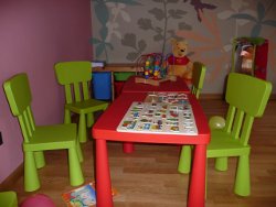 Un tavolo per bambini e dei giochi