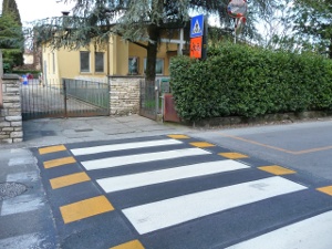 L'attraversamento pedonale davanti alla scuola materna di Carraia