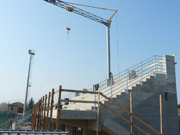 La tribuna dello stadio di Marlia durante i lavori in corso