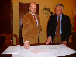 L'amministratore delegato di Icp, Tiziano Pieretti e il sindaco, Giorgio Del Ghingaro osservano la planimetria della nuova strada 